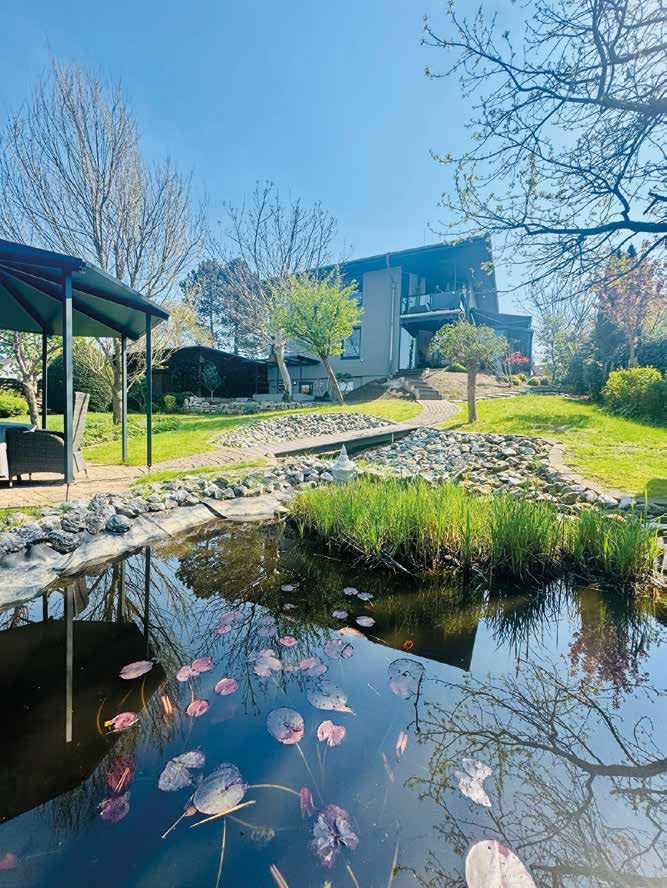 Garten mit Teich und Pavillon