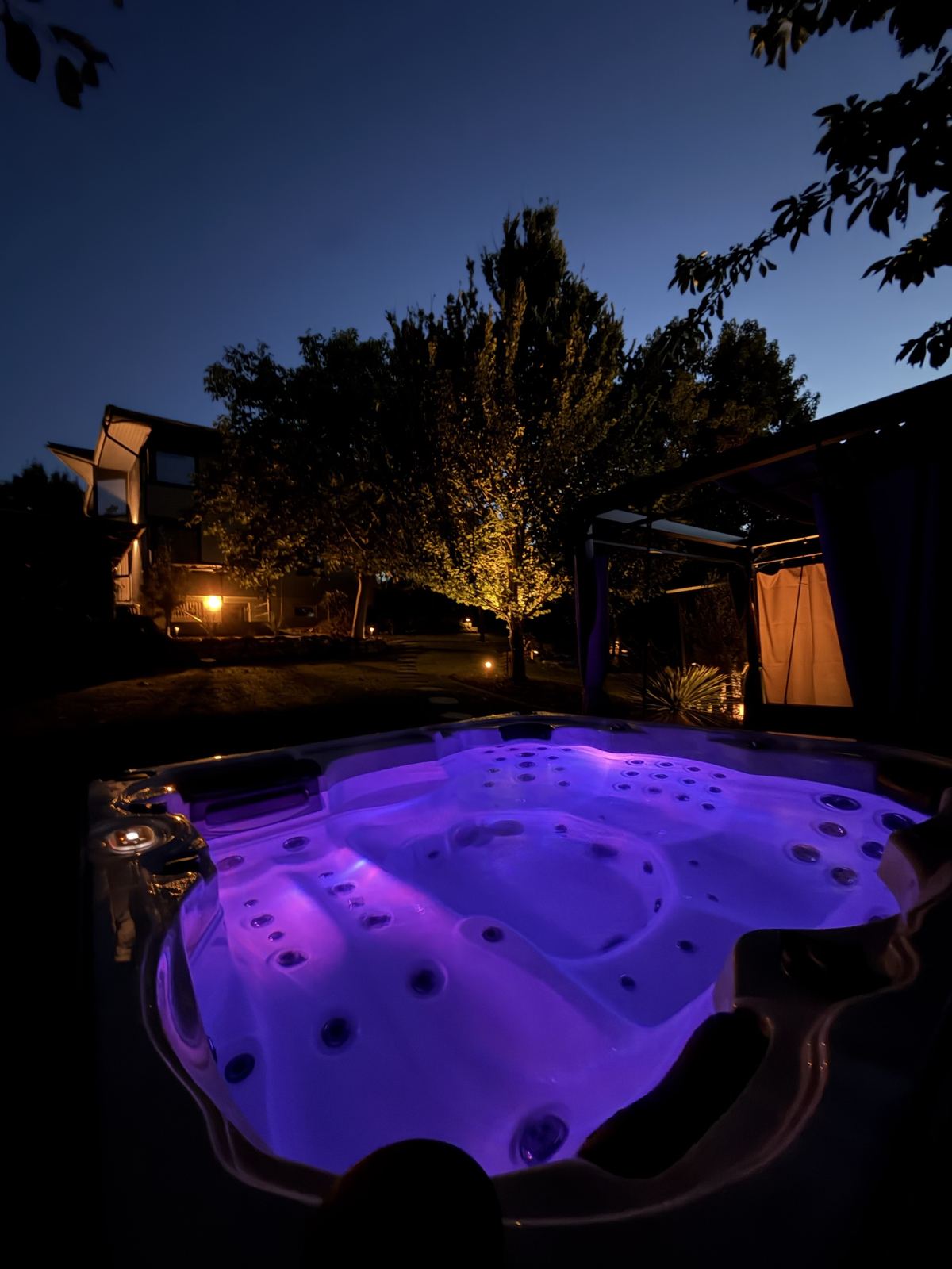 Beleuchteter Jacuzzi bei Nacht