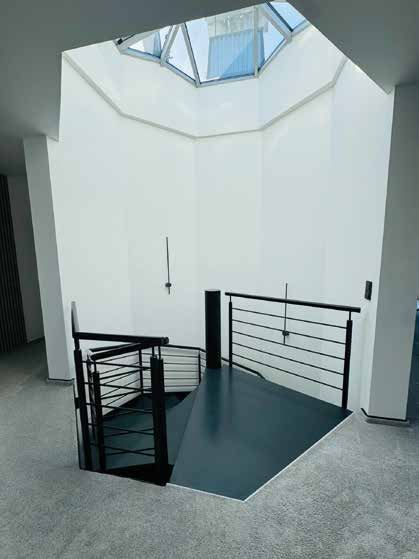 Treppenhaus mit Glaspyramide