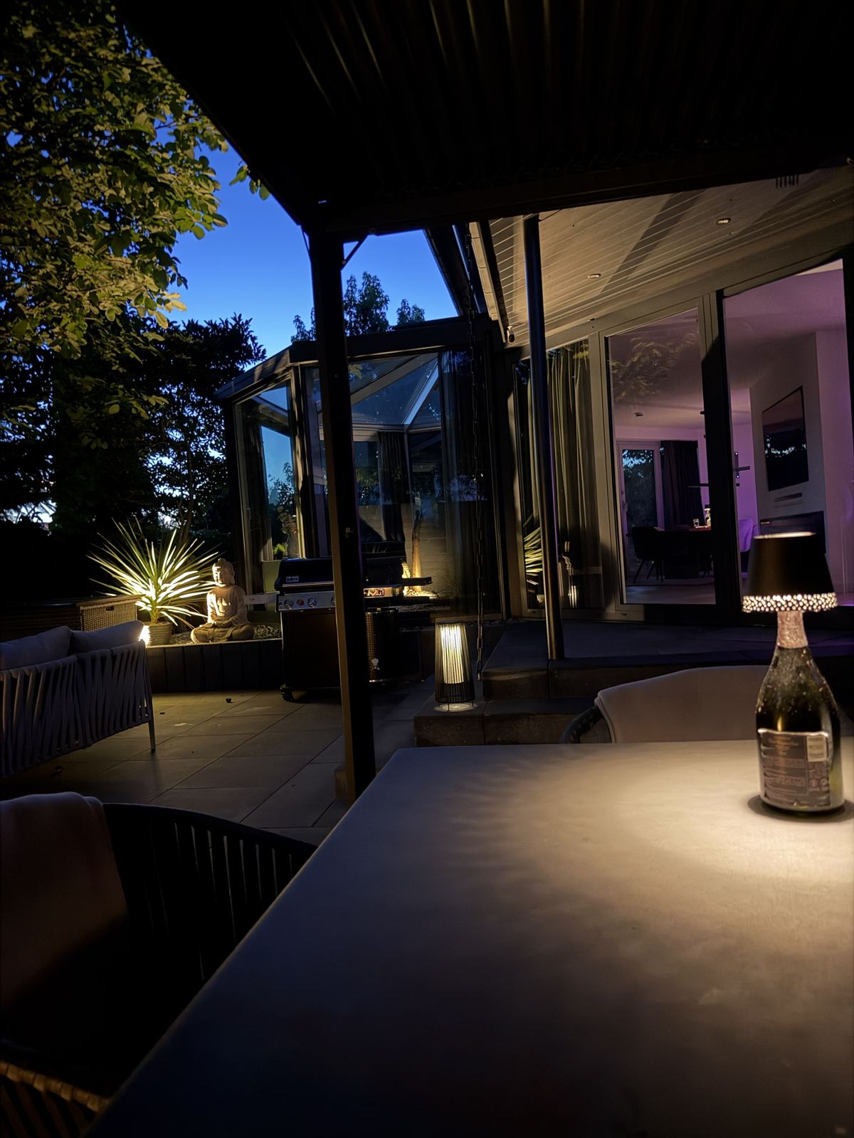 Terrasse am Abend mit Blick in den Wintergarten