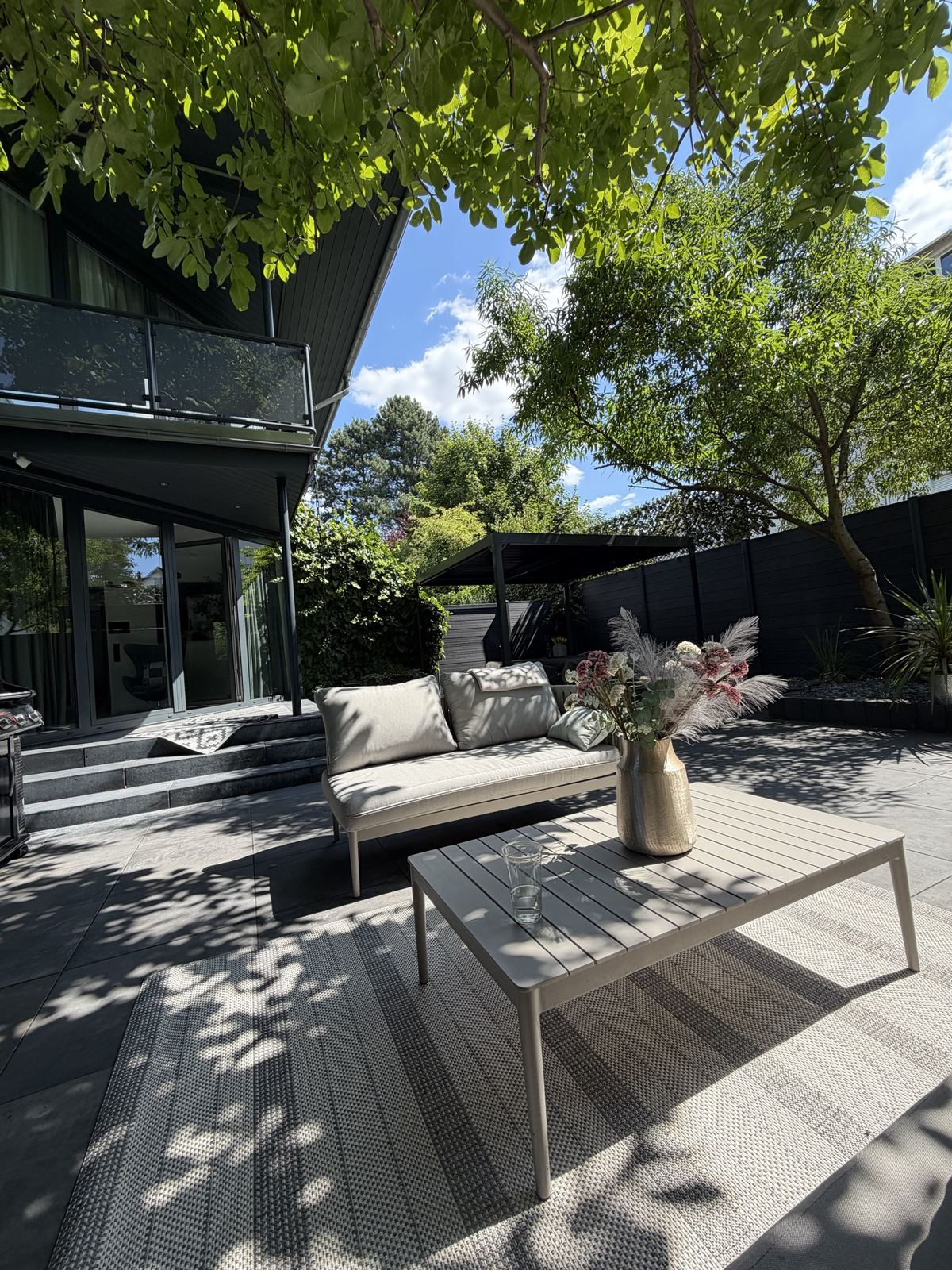 Terrasse mit Lounge-Möbeln im Sommer